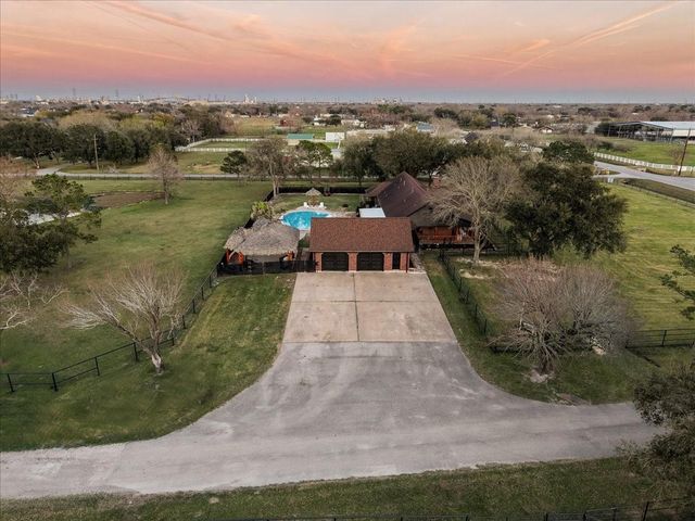 10431 N P Street, La Porte, TX 77571