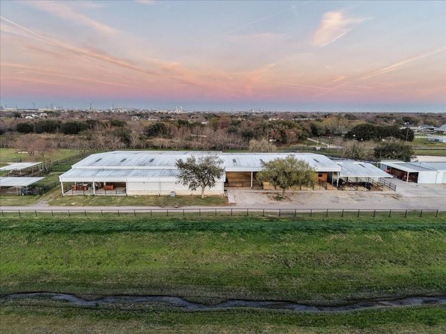 10431 N P Street, La Porte, TX 77571