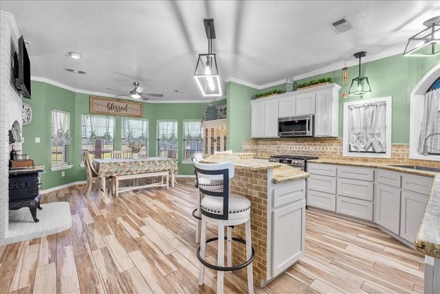 10431 N P Street, La Porte, TX 77571