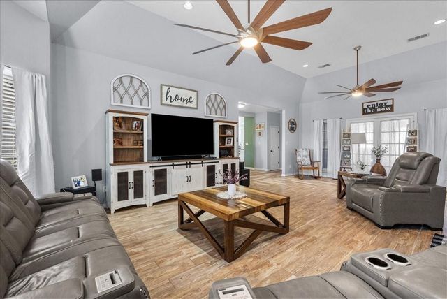 10431 N P Street, La Porte, TX 77571