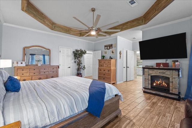 10431 N P Street, La Porte, TX 77571