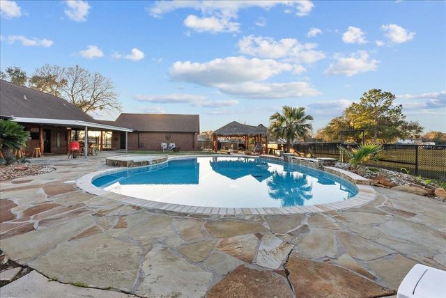 10431 N P Street, La Porte, TX 77571