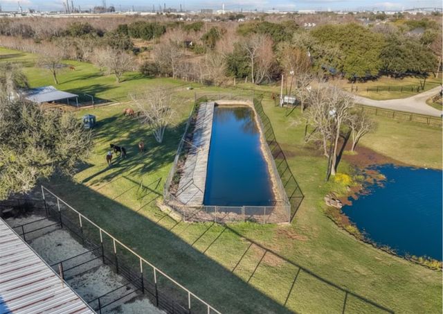 10431 N P Street, La Porte, TX 77571