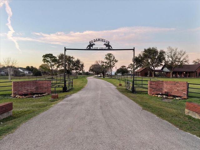 10431 N P Street, La Porte, TX 77571