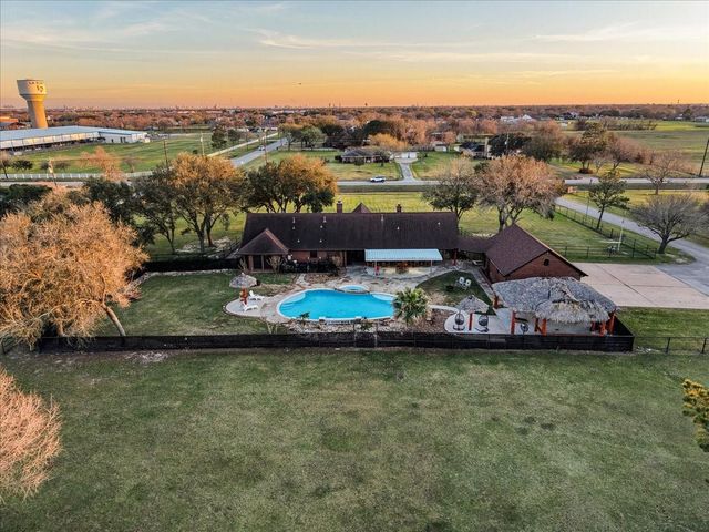 10431 N P Street, La Porte, TX 77571