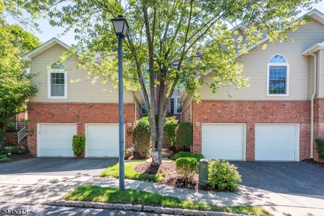 10 Ebersbach Ln, Roseland Boro, NJ 07068