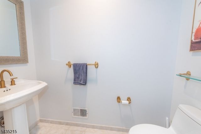 10 Ebersbach Ln, Roseland Boro, NJ 07068