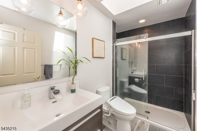 10 Ebersbach Ln, Roseland Boro, NJ 07068