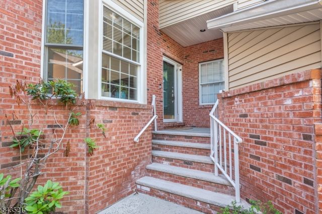 10 Ebersbach Ln, Roseland Boro, NJ 07068