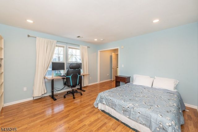 10 Ebersbach Ln, Roseland Boro, NJ 07068