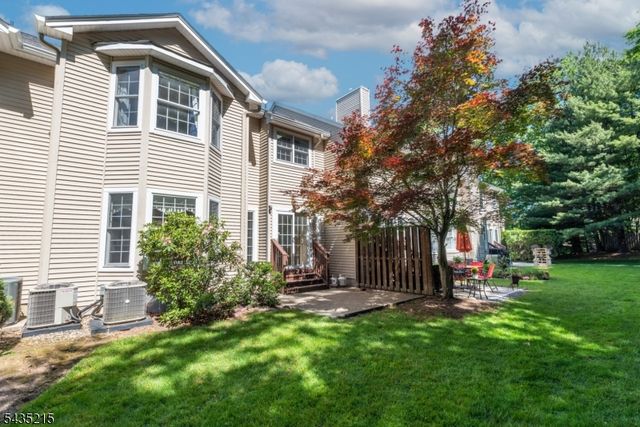 10 Ebersbach Ln, Roseland Boro, NJ 07068