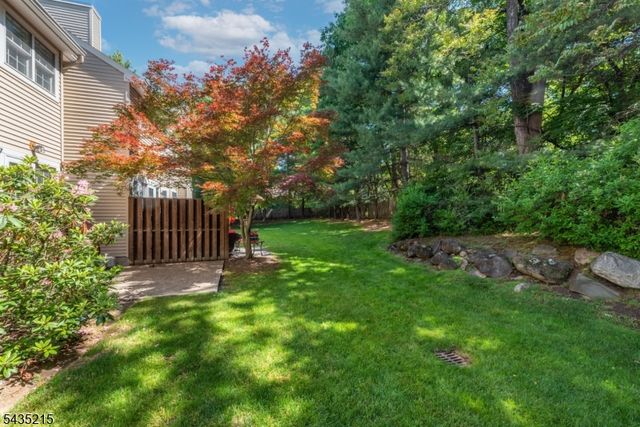 10 Ebersbach Ln, Roseland Boro, NJ 07068