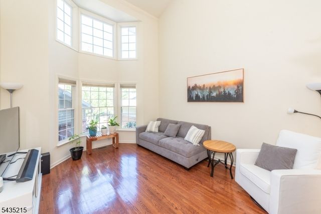 10 Ebersbach Ln, Roseland Boro, NJ 07068