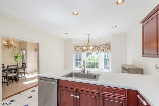 10 Ebersbach Ln, Roseland Boro, NJ 07068