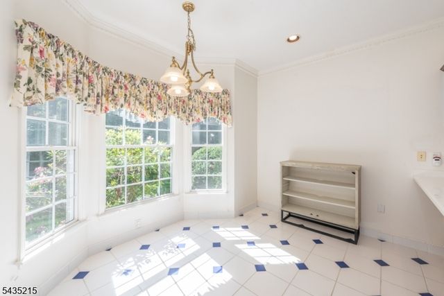 10 Ebersbach Ln, Roseland Boro, NJ 07068