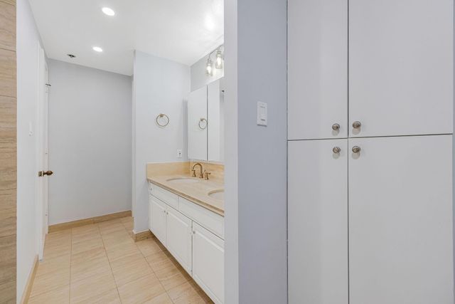 5555 Del Monte Drive 1104, Houston, TX 77056