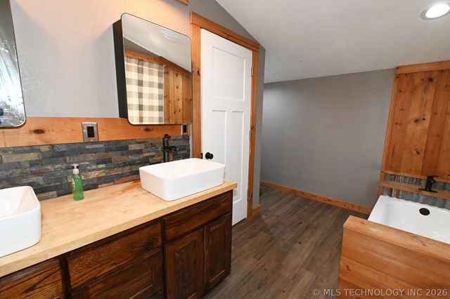 7075 E 303 Road, Porum, OK 74455