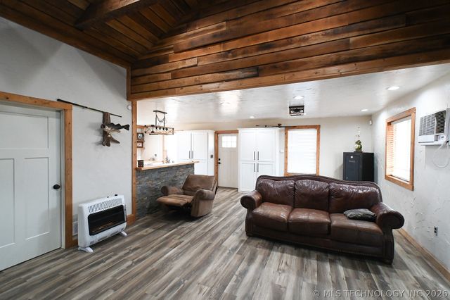 7075 E 303 Road, Porum, OK 74455