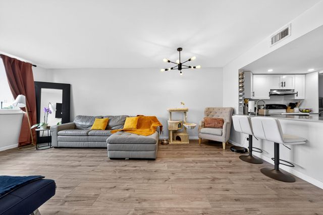 3223 Riverside Drive C-406, Coral Springs, FL 33065