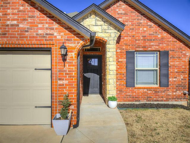 321 Golden Leaf Court, Moore, OK 73160