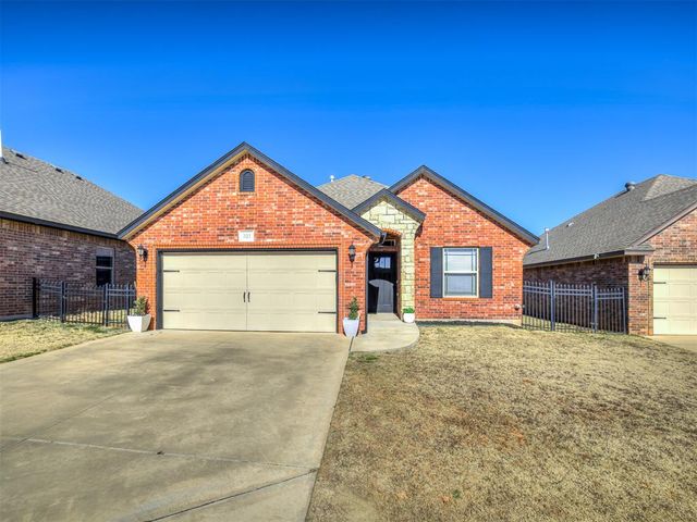 321 Golden Leaf Court, Moore, OK 73160