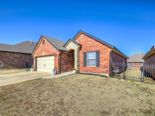 321 Golden Leaf Court, Moore, OK 73160