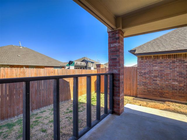 321 Golden Leaf Court, Moore, OK 73160