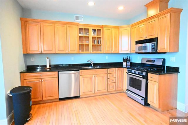 105 Hudson Cove 105, Edgewater, NJ 07020