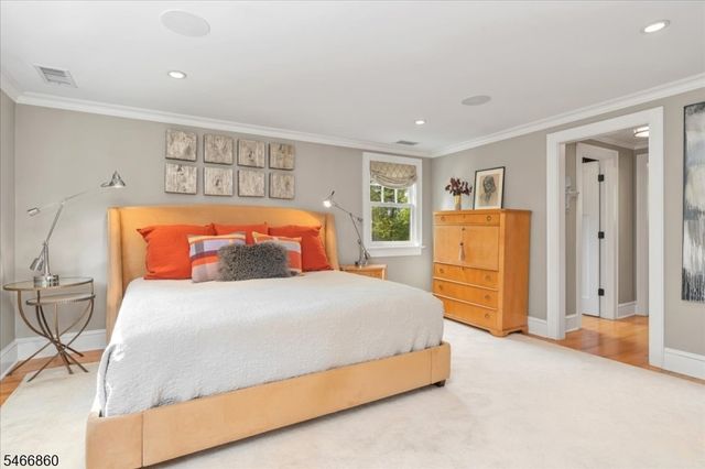 17 Old Oak Dr, New Providence Boro, NJ 07901