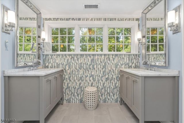 17 Old Oak Dr, New Providence Boro, NJ 07901