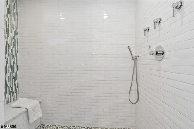 17 Old Oak Dr, New Providence Boro, NJ 07901