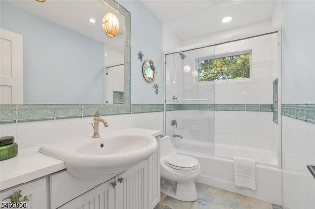 17 Old Oak Dr, New Providence Boro, NJ 07901