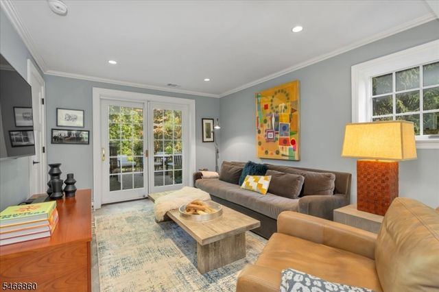 17 Old Oak Dr, New Providence Boro, NJ 07901