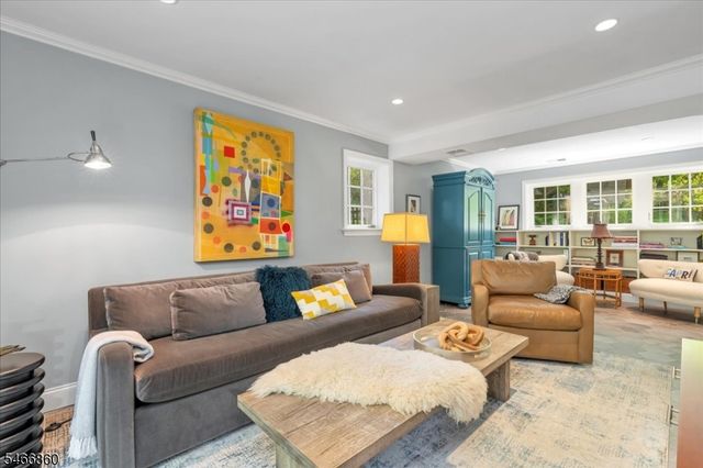 17 Old Oak Dr, New Providence Boro, NJ 07901