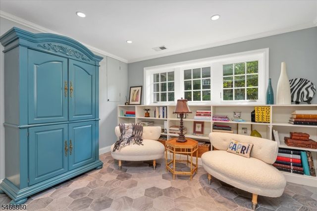 17 Old Oak Dr, New Providence Boro, NJ 07901