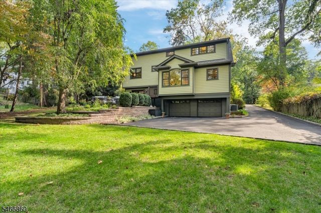 17 Old Oak Dr, New Providence Boro, NJ 07901