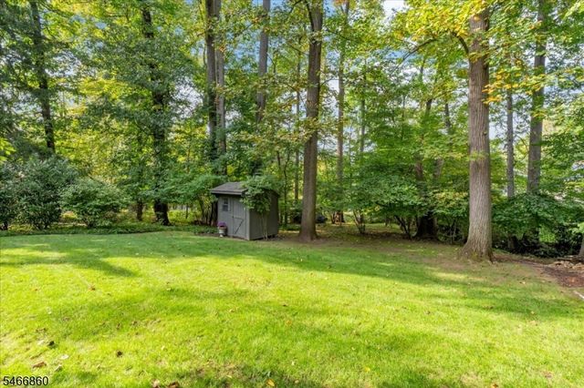 17 Old Oak Dr, New Providence Boro, NJ 07901
