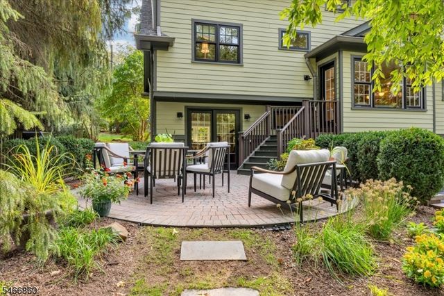 17 Old Oak Dr, New Providence Boro, NJ 07901