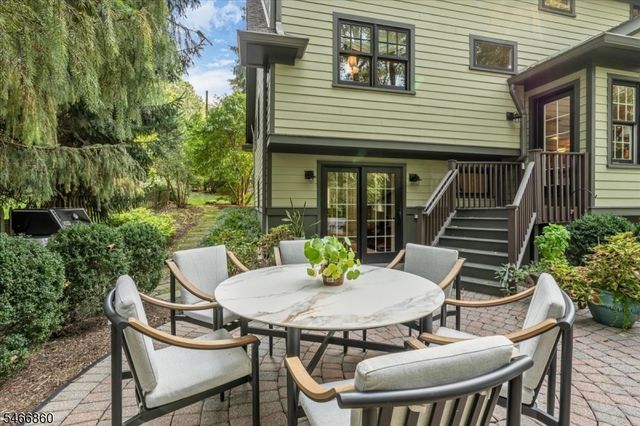 17 Old Oak Dr, New Providence Boro, NJ 07901