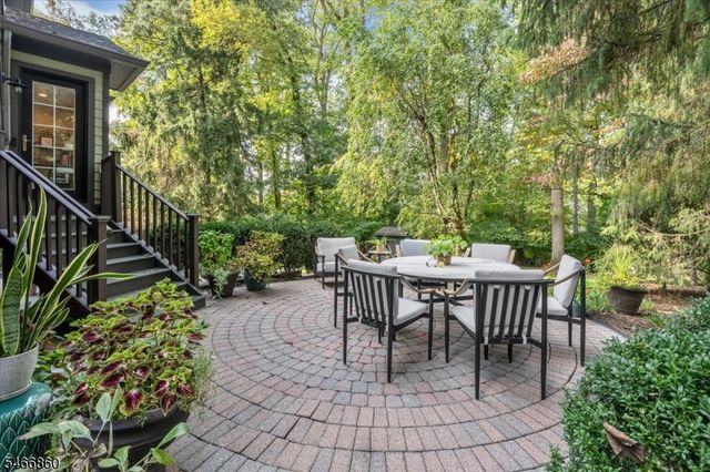 17 Old Oak Dr, New Providence Boro, NJ 07901