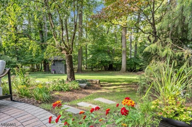 17 Old Oak Dr, New Providence Boro, NJ 07901