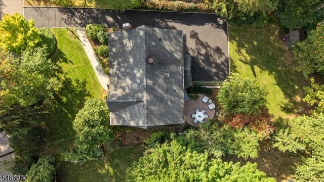 17 Old Oak Dr, New Providence Boro, NJ 07901