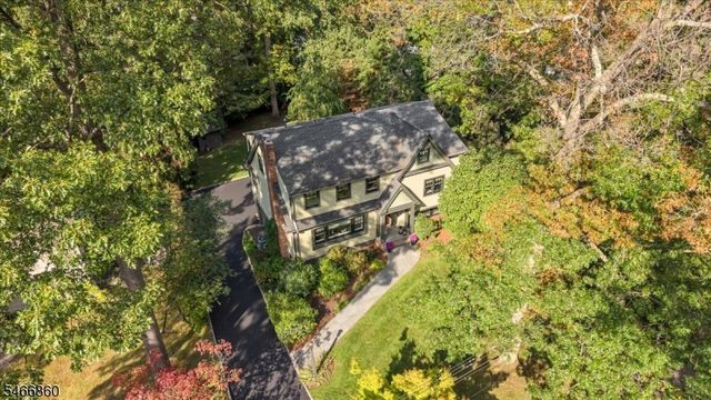 17 Old Oak Dr, New Providence Boro, NJ 07901
