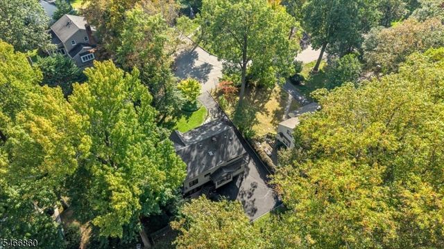 17 Old Oak Dr, New Providence Boro, NJ 07901