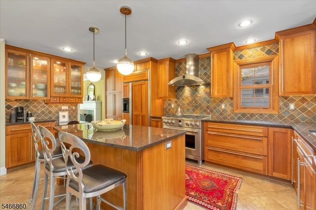 17 Old Oak Dr, New Providence Boro, NJ 07901