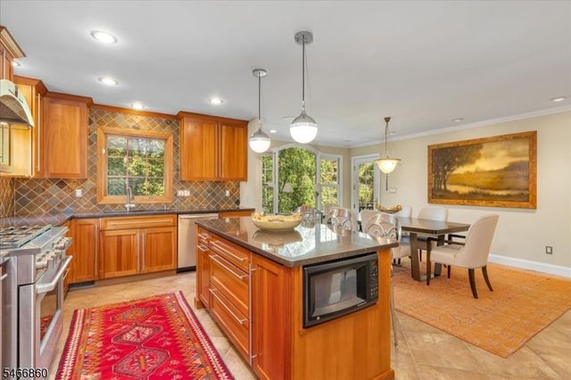 17 Old Oak Dr, New Providence Boro, NJ 07901