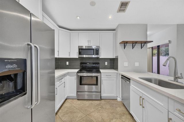 3076 S Oakland Forest Drive 503, Oakland Park, FL 33309