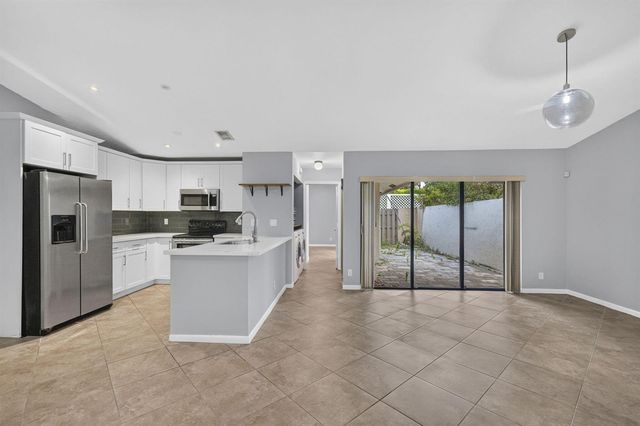 3076 S Oakland Forest Drive 503, Oakland Park, FL 33309