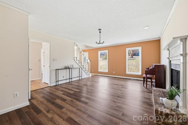 5969 Gold Creek Estate Drive, Hickory, NC 28601