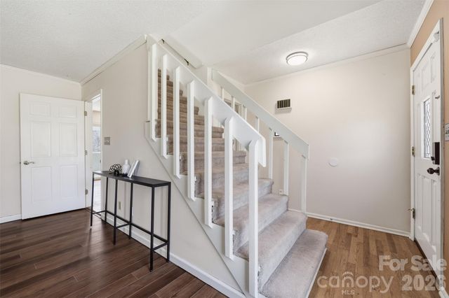 5969 Gold Creek Estate Drive, Hickory, NC 28601